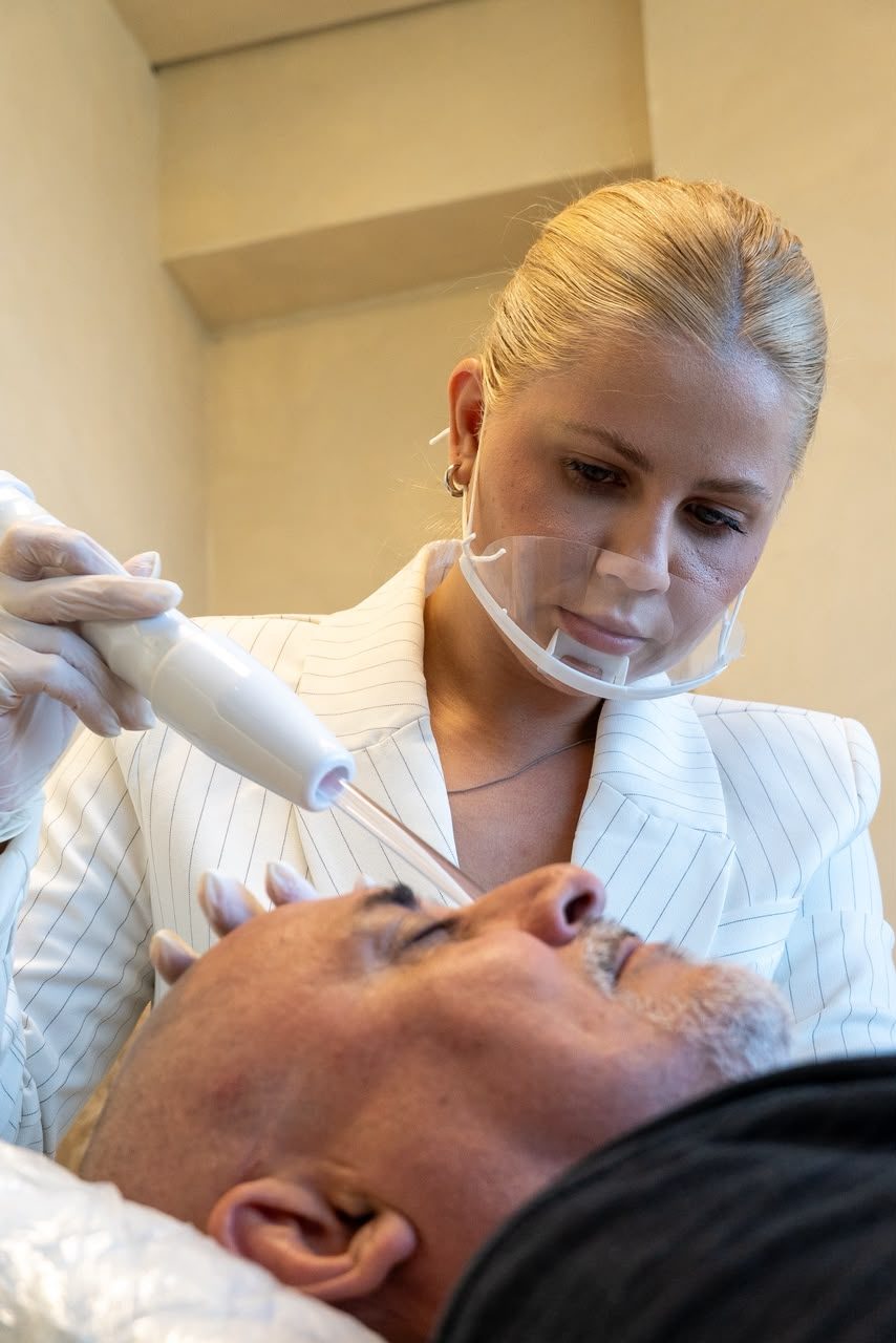 Atendimento facial no estúdio MICA